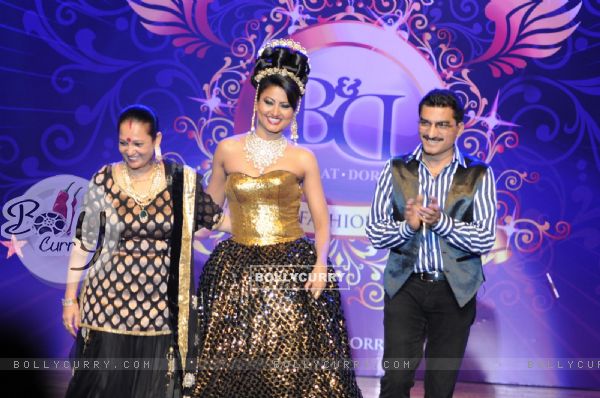 Nigaar Khan with Bharat and Dorris at Bharat And Dorris Bridal Fashion Awards