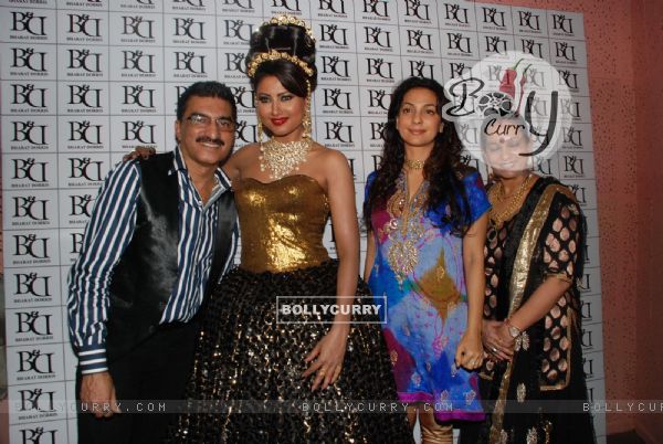 Nigaar Khan and Juhi Chawla with Bharat and Dorris at Bharat And Dorris Bridal Fashion Awards