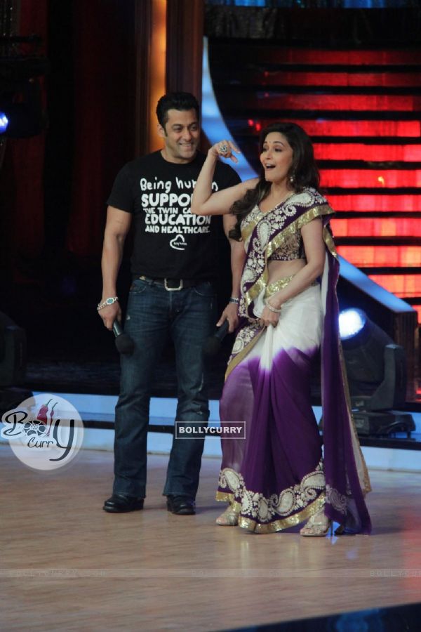 Salman Khan and Madhuri Dixit on the sets of Jhalak Dikhhla Jaa (220025)