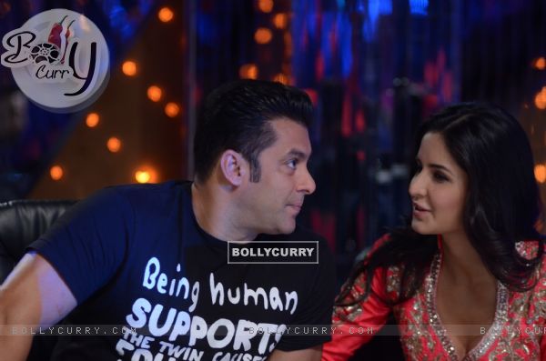 Salman Khan & Katrina Kaif on the sets of Jhalak Dikhhla Jaa to promote their film 'Ek Tha Tiger' (220067)