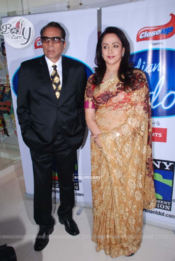 Dharmendra and Hema Malini on location of Indian Idol