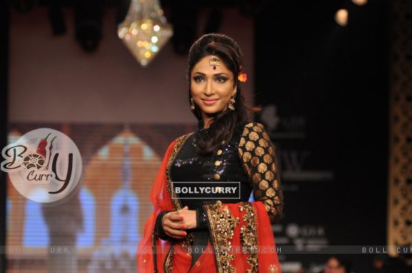Mouli Ganguly on ramp at the Beti show by Vikram Phadnis at IIJW 2012