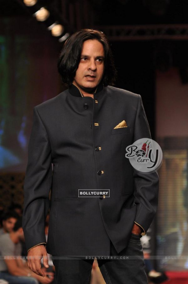 Rahul Roy on ramp at the Beti show by Vikram Phadnis at IIJW 2012