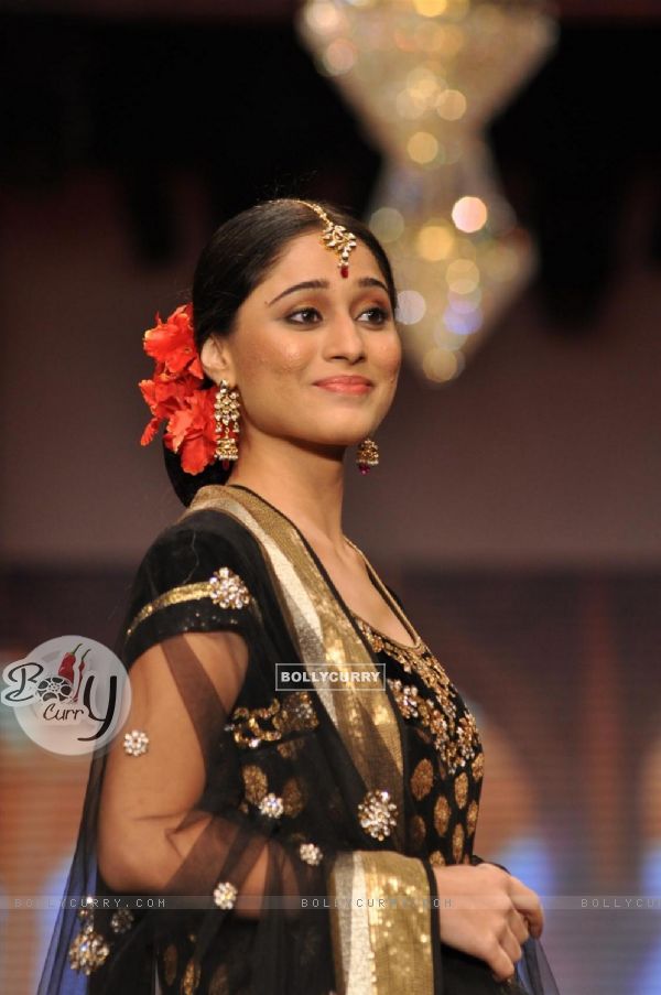 Soumya Seth on ramp at the Beti show by Vikram Phadnis at IIJW 2012