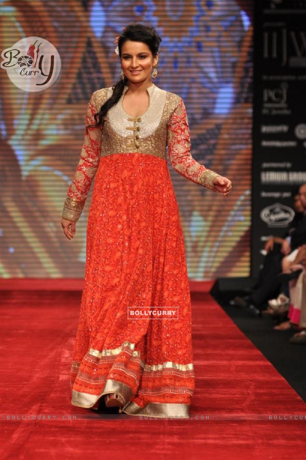 Priyanka Bassi on ramp at the Beti show by Vikram Phadnis at IIJW 2012