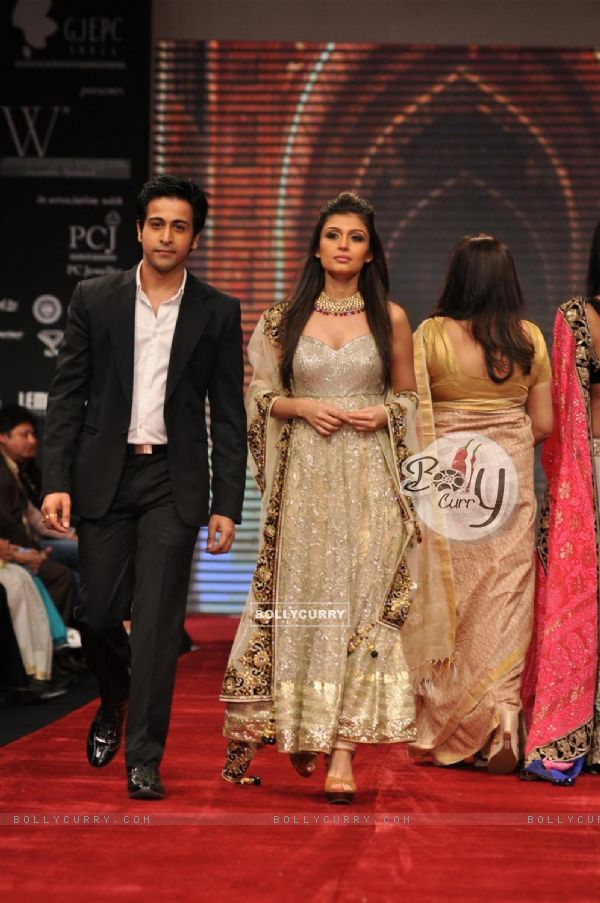 Bollywood Celebs on ramp at the Beti show by Vikram Phadnis at IIJW 2012