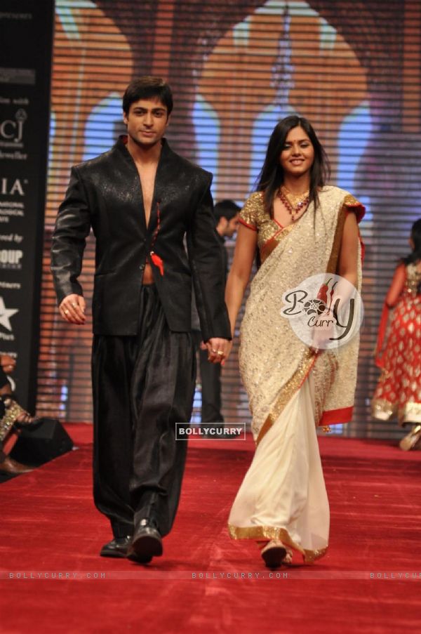 Daljeet Bhanot on ramp at the Beti show by Vikram Phadnis at IIJW 2012