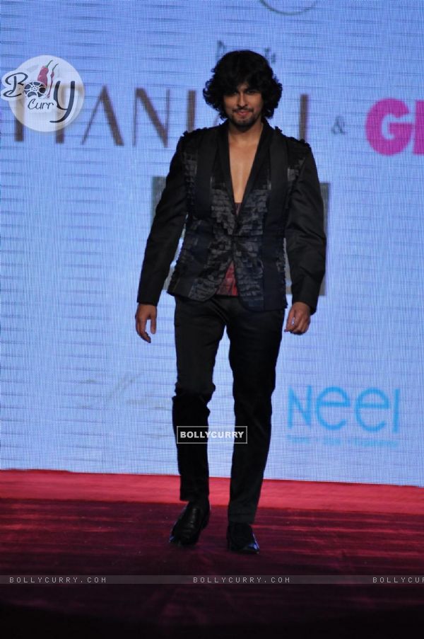 Sonu Nigam on ramp at the Beti show by Vikram Phadnis at IIJW 2012