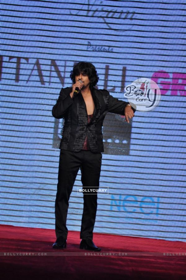 Sonu Nigam on ramp at the Beti show by Vikram Phadnis at IIJW 2012