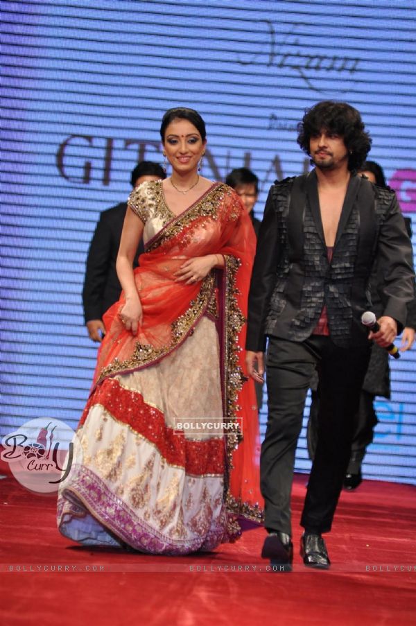 Sonu Nigam with wife Madhurima on ramp at the Beti show by Vikram Phadnis at IIJW 2012