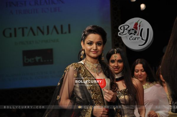 Muskaan Mihani on ramp at the Beti show by Vikram Phadnis at IIJW 2012