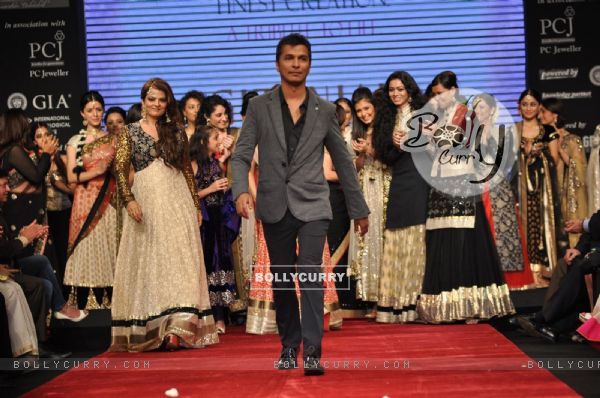 Vikram Phadnis with Bollywood and Television Celebs on ramp at the Beti show at IIJW 2012