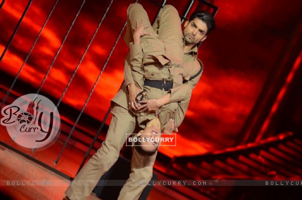 Gurmeet Choudhary and Shampa performing Desh Bakti Act on Jhalak Dikhla Jaa