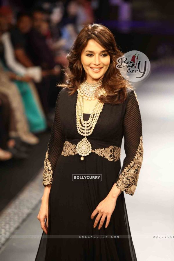Madhuri Dixit walk the ramp for PC Jeweller at the Grand Finale of IIJW 2012