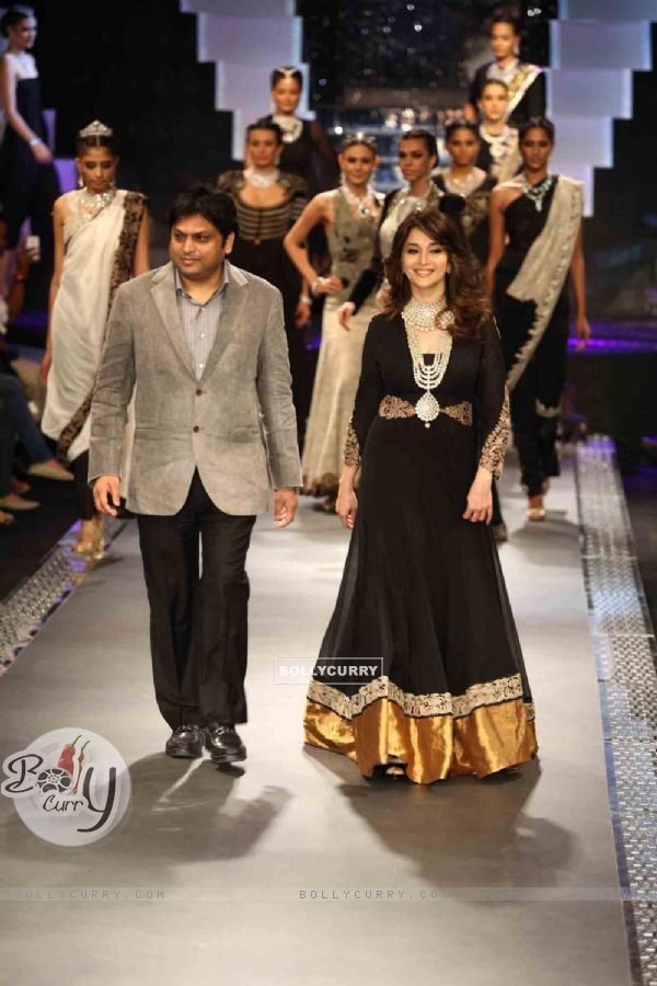 Madhuri Dixit and Mr. Balram Garg walked on the ramp for PC Jeweller at the Grand Finale of IIJW 2012