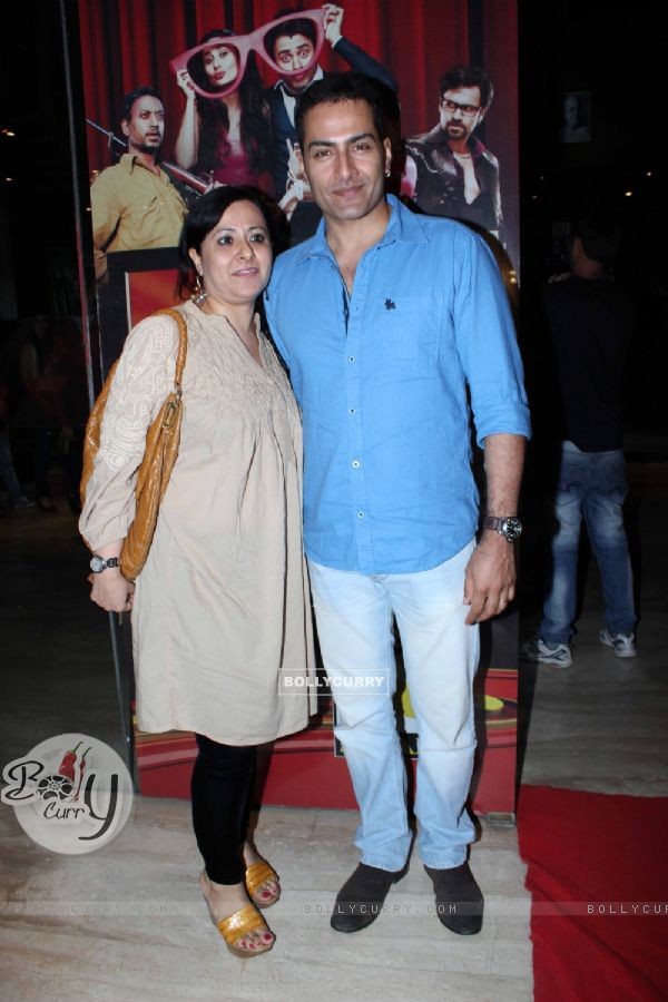Sudhanshu Pandey with wife Mona at Special Screening of Shirin Farhad Ki Toh Nikal Padi at Cinemax (222429)