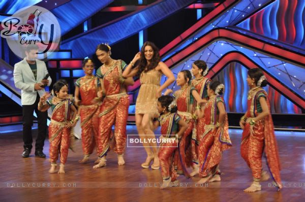 Bipasha Basu on the sets of DID Little Masters to promote her film Raaz 3 (222928)