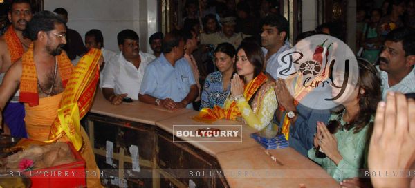 Kareena Kapoor & Madhur Bhandarkar at Siddhivinayak Temple for the Music Launch of the film Heroine (223343)
