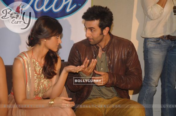 Bollywood actor Ranbir Kapoor with south actress Ileana D'Cruz promote Barfi on the sets of Indian Idol at Filmcity in Mumbai. . (223494)