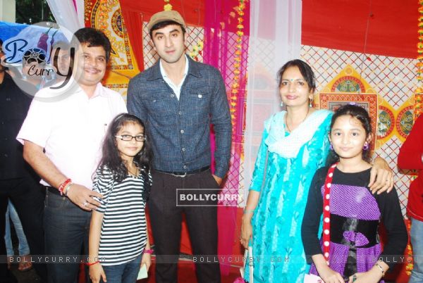 Asit Modi and family with Ranbir Kapoor on location of Taarak Mehta Ka Ooltah Chashmah (223821)