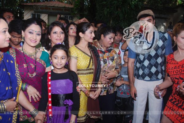 Ranbir Kapoor with ladies of Gukuldham Society on location of Taarak Mehta Ka Ooltah Chashmah (223825)