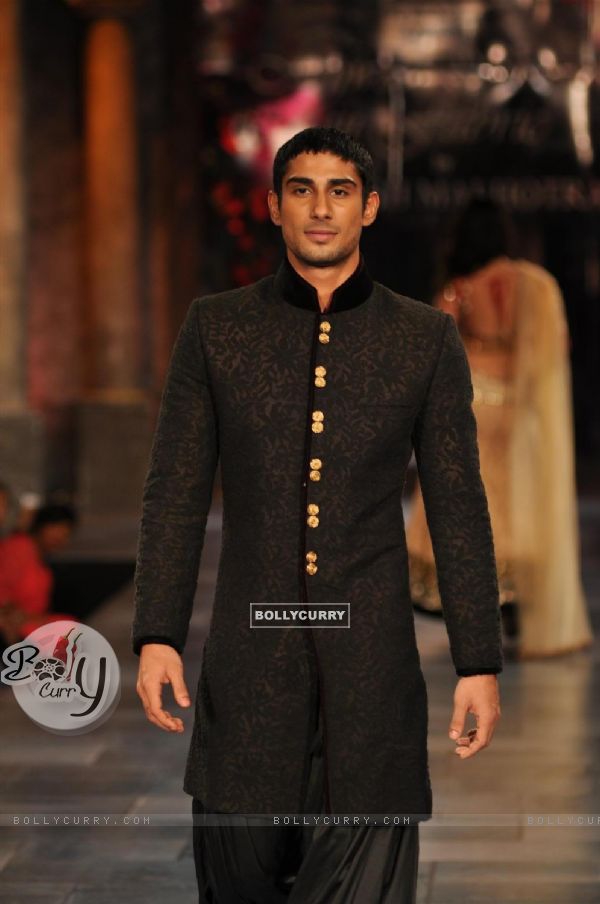 Prateik Babbar at Mijjwan Sonnets in Fabric Fashion Show