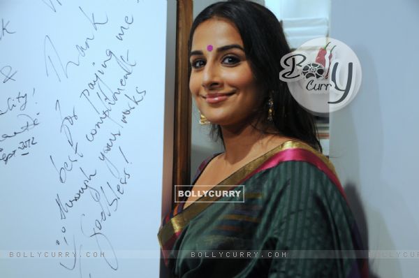 Vidya Balan at Painting Exhibiton at Colaba