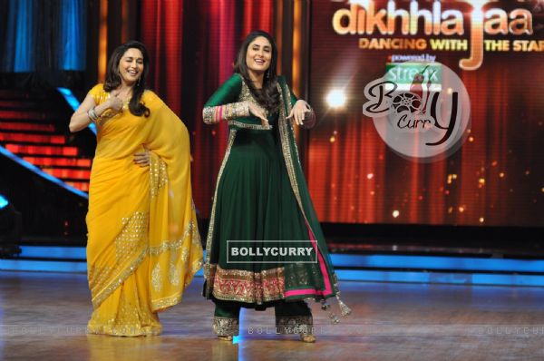 Madhuri Dixit and Kareena Kapoor at Film Promotion Heroine on Set Jhalak Dikhhala Jaa (225157)