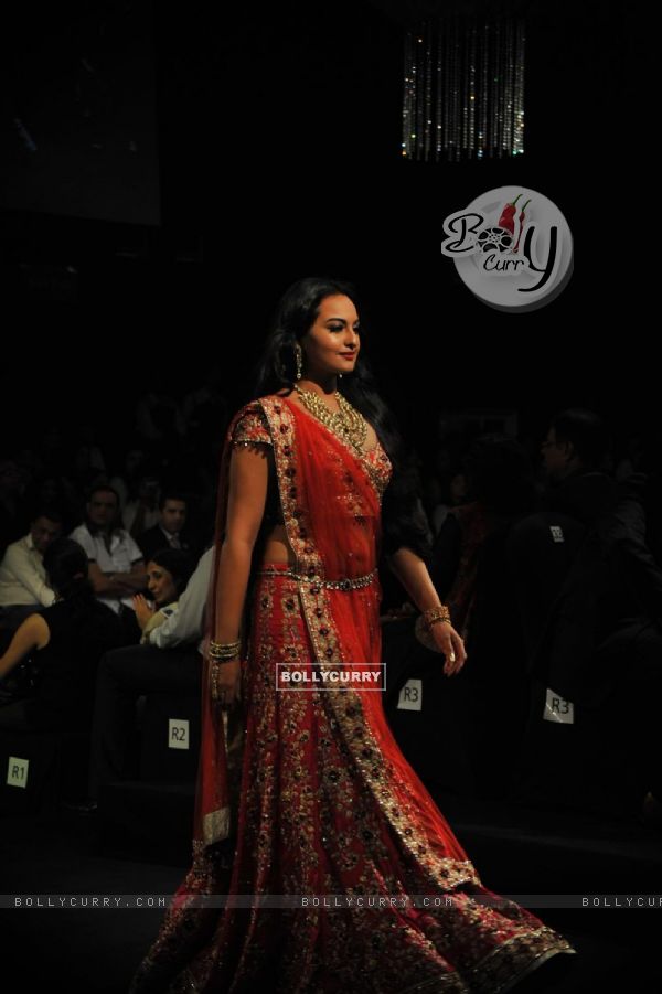 Sonakshi Sinha walk the ramp at Aamby Valley