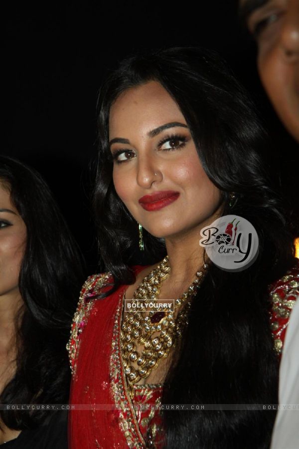 Sonakshi Sinha walk the ramp at Aamby Valley