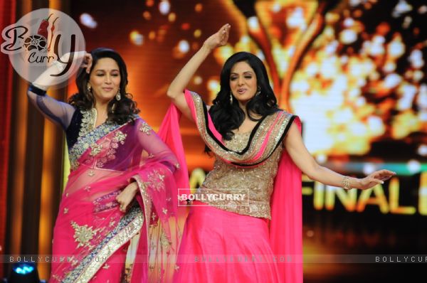 Madhuri Dixit and Sridevi dances on the sets of Jhalak Dikhhla Jaa during the promotion of film English Vinglish (227742)