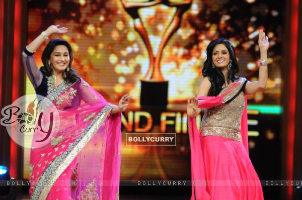 Madhuri Dixit and Sridevi dances on the sets of Jhalak Dikhhla Jaa during the promotion of film English Vinglish (227743)