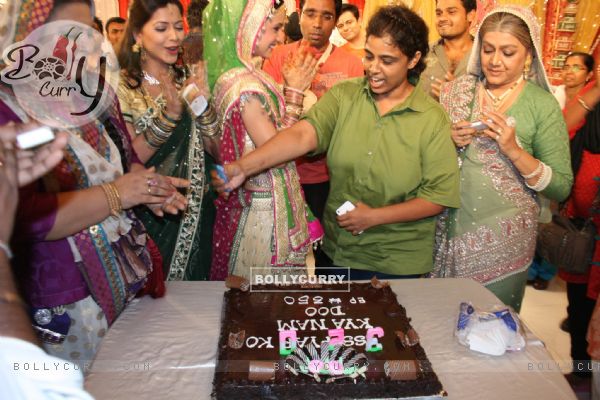 Iss Pyaar Ko Kya Naam Doon cast celebrating birthday