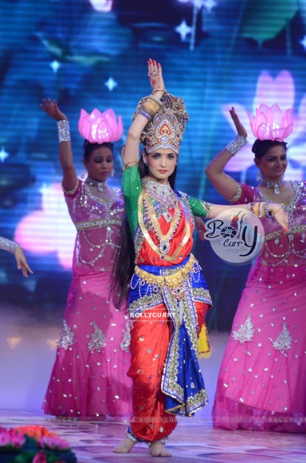 Sanaya Irani performing at the legend of Diwali with Star Parivaar