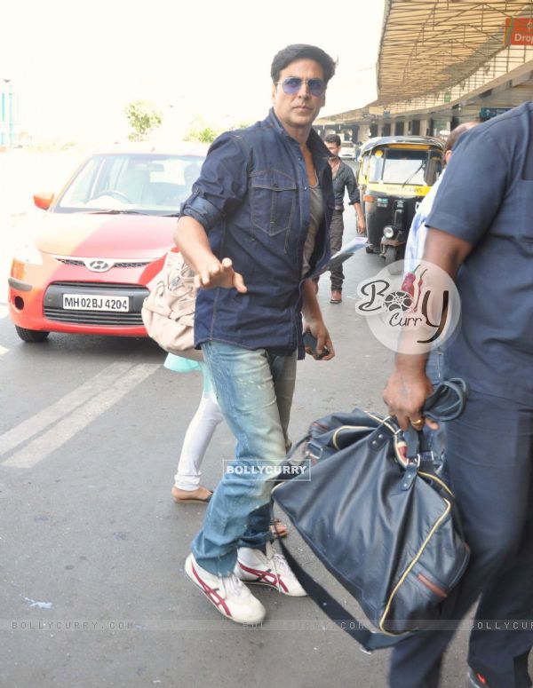 Bollywood actor Akshay Kumar snapped at Mumbai International Airport leaving for Dubai.