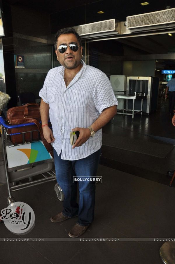 Singer Kunal Ganjawala snapped at Mumbai International Airport leaving for Dubai.