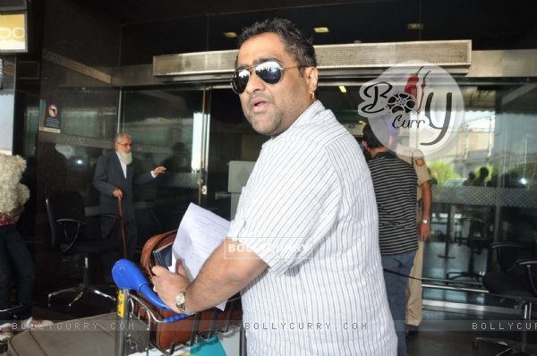 Singer Kunal Ganjawala snapped at Mumbai International Airport leaving for Dubai.