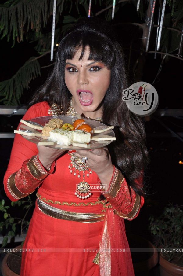 Rakhi Sawant celeberates Diwali with family in Andheri