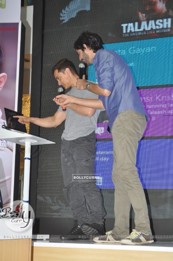 Aamir Khan and Gaurav Kapoor promotes film Talaash with Microsoft Windows 8 (239079)
