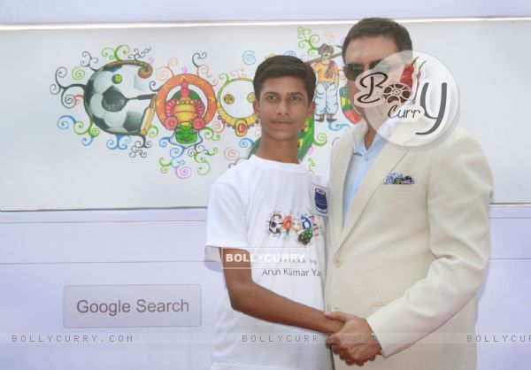 Boman Irani with  winner Arun Kumar Yadav, Doodle4Google contest 'Unity in Diversity'