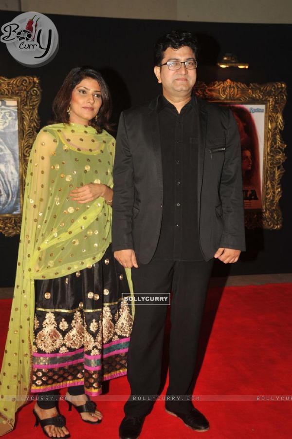 Prasoon Joshi with wife Aparna at Red Carpet for premier of film Jab Tak Hai Jaan