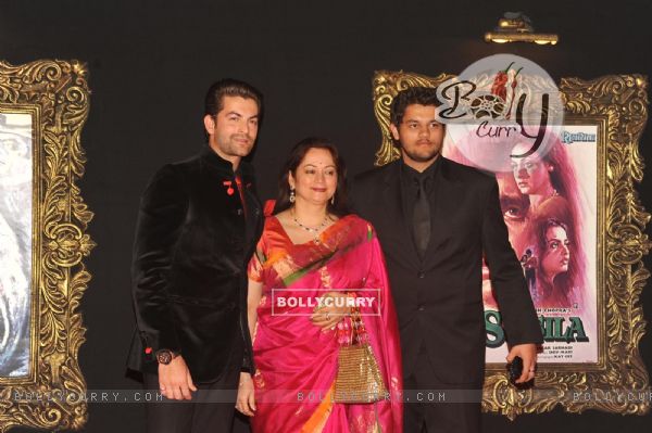 Neil Nitin Mukesh with his mother & brother Naman at Red Carpet for premier of film Jab Tak Hai Jaan (239712)
