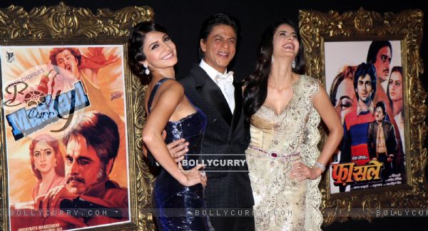 Anushka Sharma, Shahrukh Khan and Katrina Kaif at Red Carpet for premier of film Jab Tak Hai Jaan (239723)