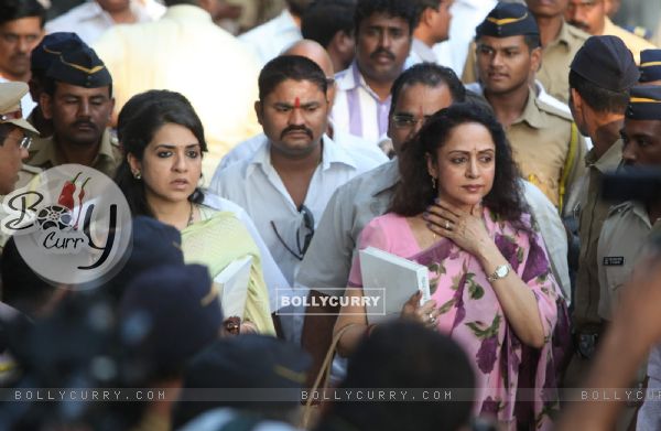 Hema Malini and Shaina NC visit 'Matoshree' to see ailing Bal Saheb Thackeray