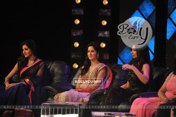 Katrina, Malaika & Anushka on the sets of India's Got Talent to promote their film Jab Tak Hai Jaan (240017)