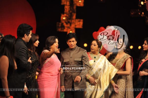Karan, Malaika, Farah, Shahrukh, Kirron, Katrina & Anushka on the sets of India's Got Talent (240019)