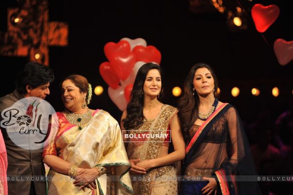 Shahrukh, Kirron, Katrina & Anushka on the sets of India's Got Talent to promote Jab Tak Hai Jaan (240043)