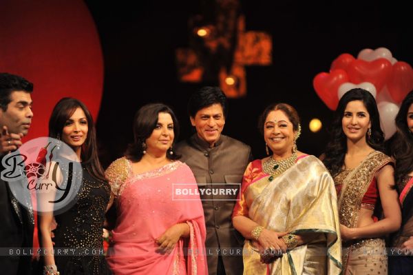 Karan, Malaika, Farah, Shahrukh, Kirron, Katrina & Anushka pose on the sets of India's Got Talent (240044)