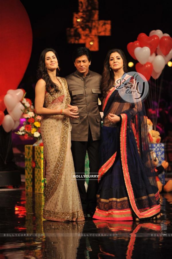 Shahrukh, Katrina & Anushka pose on the sets of India's Got Talent to promote Jab Tak Hai Jaan (240049)