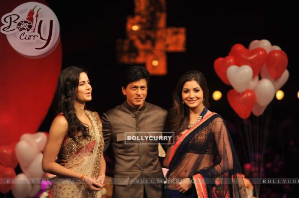 Shahrukh, Katrina & Anushka pose on the sets of India's Got Talent to promote Jab Tak Hai Jaan (240052)